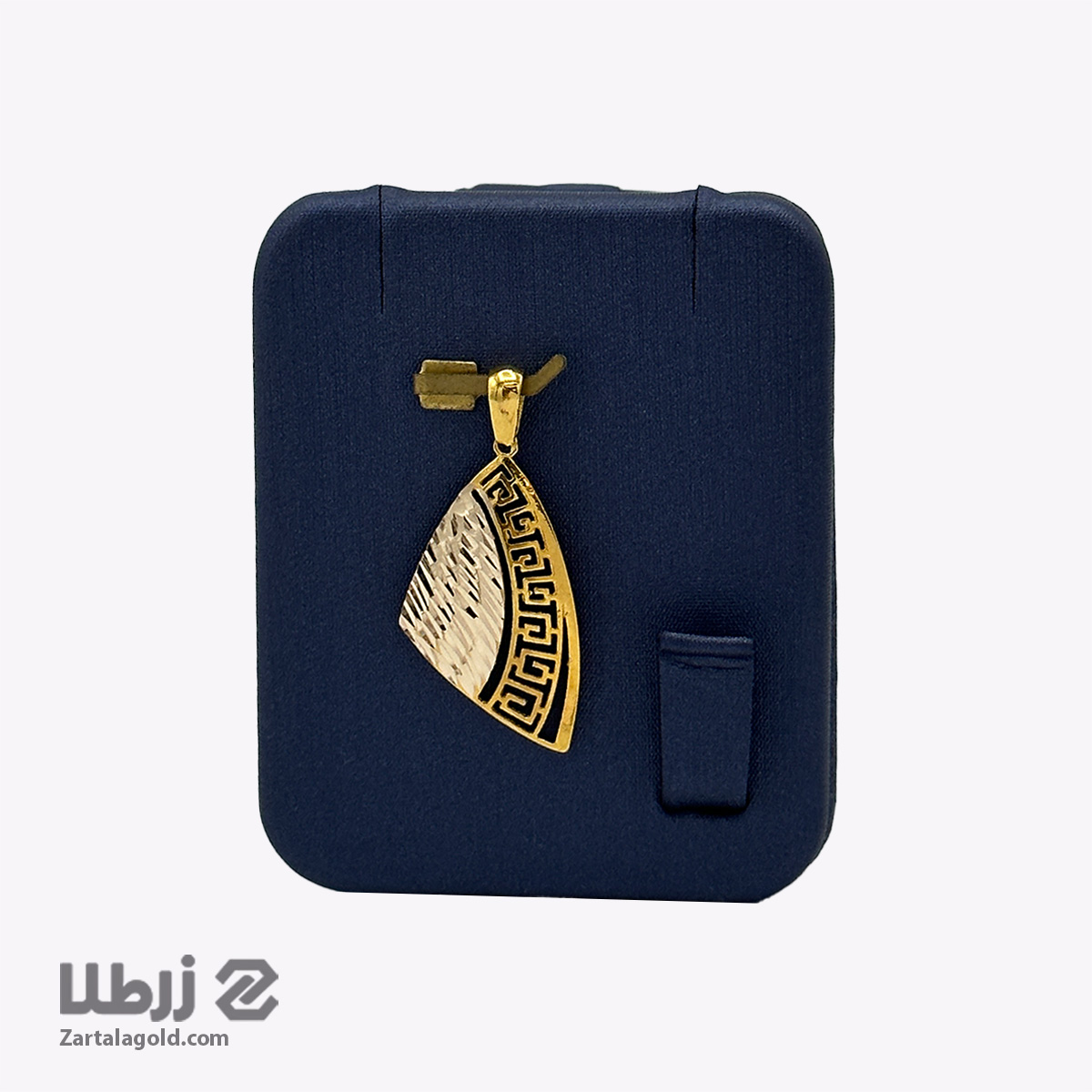 پلاک طلا طرح مثلث تراشدار باهک ورساچ کد P18576 پلاک طلا طرح مثلث تراشدار باهک ورساچ کد P18576