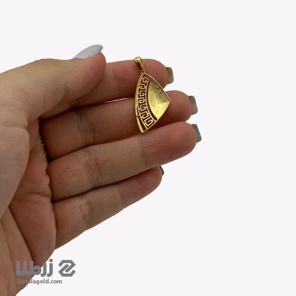 پلاک طلا طرح مثلث تراشدار باهک ورساچ کد P18576 پلاک طلا طرح مثلث تراشدار باهک ورساچ کد P18576